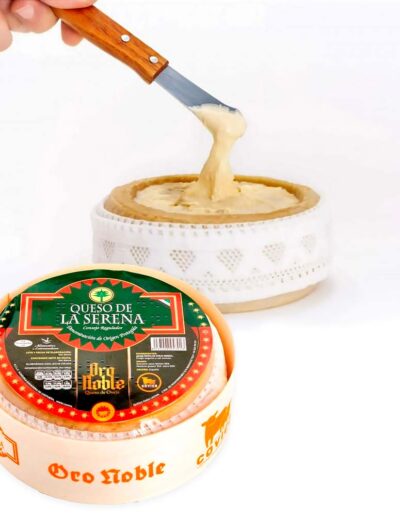 Imagen de un queso cremoso Queso de La Serena Oro Noble con denominación de origen, siendo untado con un cuchillo.