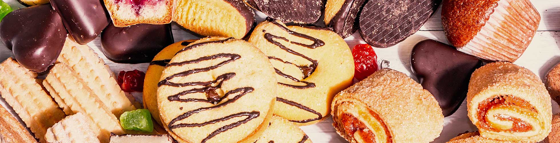 Primer plano de una variedad de dulces galletas, pastas de chocolate, magdalenas.