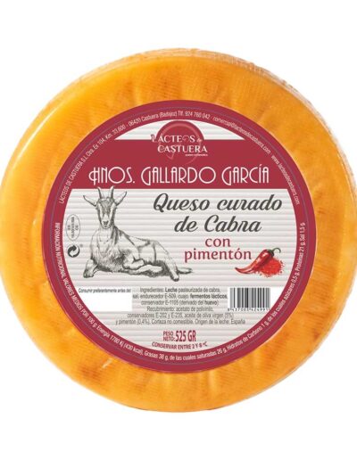 Un queso entero de cabra madurado con pimentón.